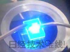   發光試驗中的LED元件?；宄叽纾?cm見方，元件尺寸：0.3mm見方，注入電流：約200mA，中心波長：450nm 