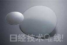 GaN晶圓。左為2英寸產品，右為4英寸產品